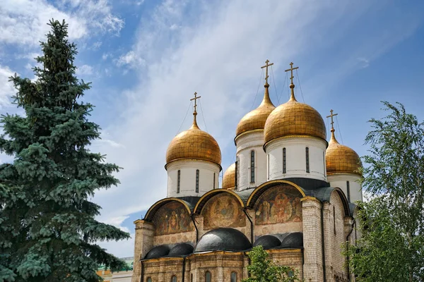 モスクワ ロシア連邦 モスクワ クレムリンの聖母被昇天大聖堂の黄金のドーム 夏の青空を背景に壮大な大聖堂の上にイースト サイドから見る — ストック写真