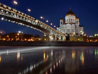 Moskova, Rusya - katedral İsa'nın kurtarıcı donmuş Moskova Nehri (Moskva-Reka) manzarasında alacakaranlıkta ataerkil Bridge ile kaplı buz gibi bir buz pateni pisti kış sezonu.