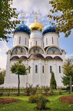 Lavra - Sergiev Posad ağaçlarda tarafından çerçeveli varsayım Katedrali