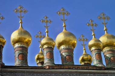 Moskova, Rusya - soğan şeklindeki kubbe - haç Verkhospassky Katedrali ile güzel Moskova Kremlin sarayında Terem cupolas yaldızlı.