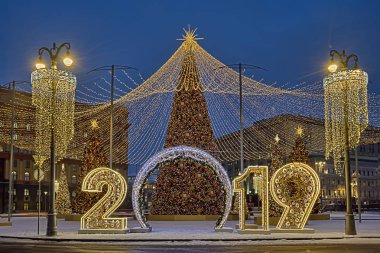 Moskova, Rusya - yeni yıl ile işaret 2019 çerçeveli dekore edilmiş sokak lambaları ve çelenk Led ışıklar Lubyanka Meydanı'nda binlerce yerine bir çadır altında inanılmaz Noel ağaçları.