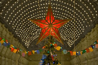 Moskova, Rusya - sakız alışveriş merkezinde kırmızı kare cam çatı altında bir Noel ağacının üstünde kış tatillerinde 2018-2019 dekorasyon Kremlin yakut yıldız şenlikli kopyasını. 
