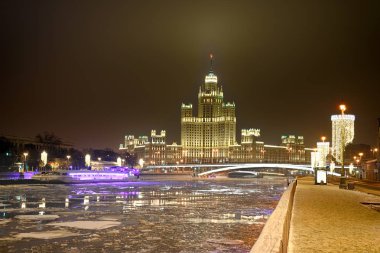 Moskova, Rusya - parlak Kotelnicheskaya setin bina yeni yıl arifesinde. Gece Moskova cityscape nehir Moskva (Moskova) ve ışıklı konut yüksek katlı bina manzaralı.