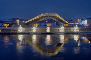 Moskvoretskaya dolgu Moskva (Moskova) Nehri'nin iskelede kış tatilleri için dekore edilmiş ve Zaryadye bridge Park sabah alacakaranlıkta hovering Moskova, Rusya - 05 Ocak, 2019festively.