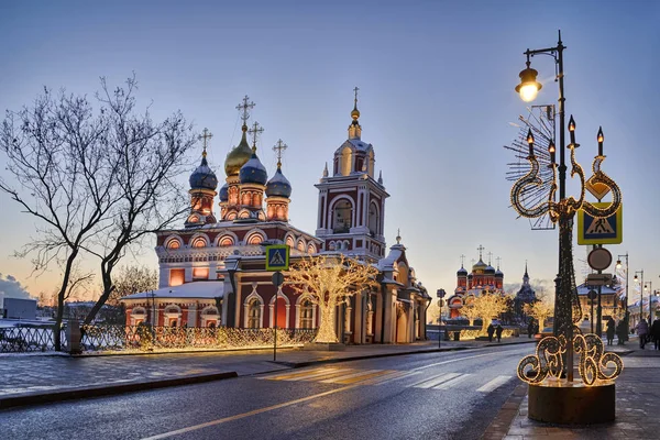 Moscow, Rusya Federasyonu - güzel yeni yıl ve formları devleri şamdanlar ve Yapay ağaçlar alacakaranlık Varvarka Caddesi üzerinde kış tatilinde günde 24 saat ışıklı Noel süsleri. 
