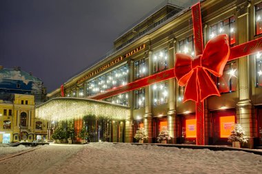 Moskova, Rusya - Ocak 04, 2019view sabah erken alacakaranlık Tsum (kısaltması için Merkez Alışveriş merkezinde Rusya) ana girişinde içinde kış tatilleri için dekore edilmiştir.. 