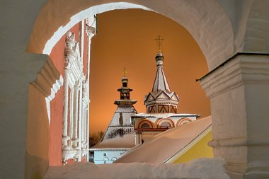 ZVENIGOROD, Moscow Region, Rusya Federasyonu - kırmızı kapı, çadır çatılı kule güzel kapalı kar ve kış gecesi bir kar yağışı sonra Trinity Kilisesi Savvino-Storozhevsky manastırda.