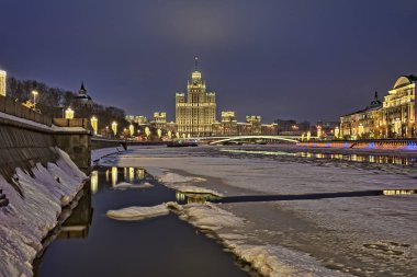 Moskova, Rusya - tezcan Ocak ayı sonunda Moskva (Moskova) Nehri'nde buz erir. Nehrin karşı Kotelnicheskaya dolgu üzerinde bina yüksek katlı Zaryady Park iskelesinden genel bakış.
