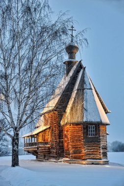 Suzdal, Vladimir Region, Rusya Federasyonu - kapalı kar eski ahşap Aziz Nikolaos Kilisesi Suzdals kış alacakaranlıkta huş ağacı tarafından çerçeveli Kremlin gerekçesiyle. 