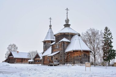 Suzdal, Vladimir Region, Rusya Federasyonu - diriliş Kilisesi ve köylü evleri kışın kar ahşap mimari müze kapalı.