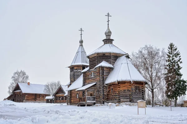 Suzdal Vladimir Region Russia Воскресенская Церковь Крестьянские Дома Зимой Покрыли — стоковое фото