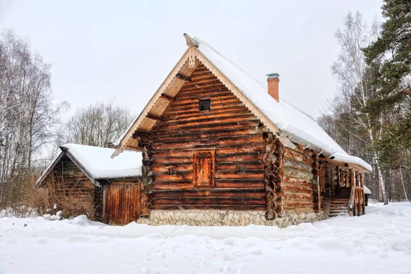 Старі селянські ферми Kokorins в снігопад — стокове фото