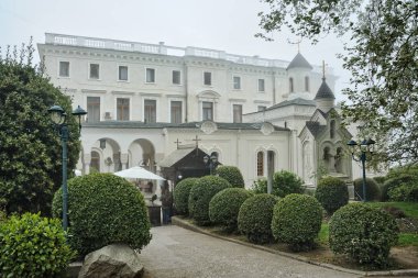 Romanov Livadia sarayında bir sisli Da ağaçlarda tarafından çerçeveli kilise