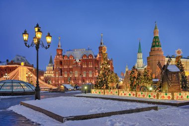 Alacakaranlık Maslenitsa Festival Manezhnaya meydanda