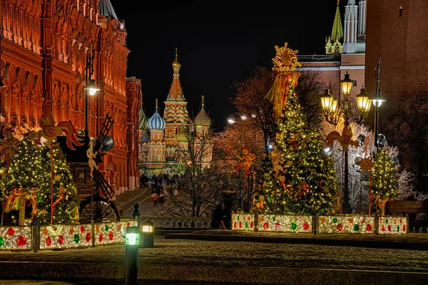 Декорации Масленицы и собор Василия Украинского ночью — стоковое фото