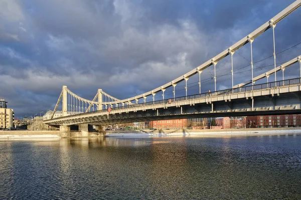 Krymsky Bridge içinde bir kış tezcan — Stok fotoğraf