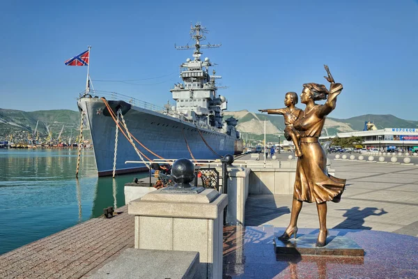 Denizcinin karısı ve savaş gemisi Amiral Kutuzov anıt — Stok fotoğraf