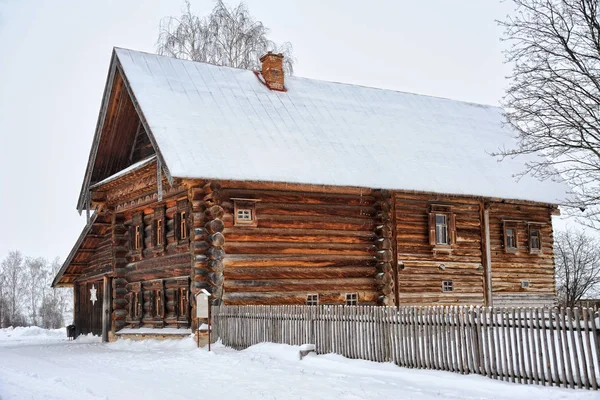 Drewniany dom chłopa zamożnych w śniegu (kąt widzenia) - Suzdal — Zdjęcie stockowe