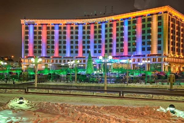 Festliche Neujahrsleuchten des Radisson Slavyanskaya Hotel — Stockfoto