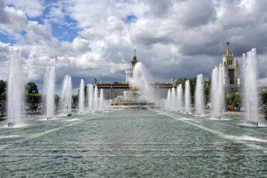 İtalya, Milano 'daki Taş Fıskiyesinin köpüklü su jetleri
