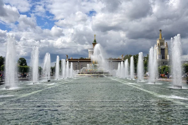 Schaumwasserdüsen Des Steinblumenbrunnens Mailand Italien — Stockfoto