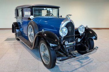 MOSCOW, RUSSIA - 21 Haziran 2019 Mavi Lorraine-Dietrich B36 1928 yılındaki klasik araba manzaralı Moskova Domodedovo havaalanı terminalinin yeni yerel avlusunda sergileniyor..