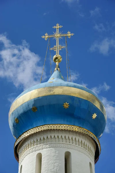セルギエフ ポサド ロシア 聖三位一体の聖霊教会の金のストライプと星のドームと青 聖セルギエフ ポサドの修道院 聖セルギウス ラブラ — ストック写真