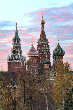 MOSCOW, RUSSIA - Moskova 'nın Simgeleri, St. Moskova 'nın Basil Katedrali ve Kurtarıcı Kulesi, sonbahar günbatımında sarı ağaçlar tarafından çerçevelenmiş..