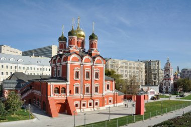 MOSCOW, RUSSIA - Varvarka Caddesi 'ndeki İşaretin Rus Tarzı Antik Katedrali. Yakın zamanda yenilenen Znamensky Katedrali 'ndeki yeni Zaryadye parkının tepesinden güzel bir manzara.).