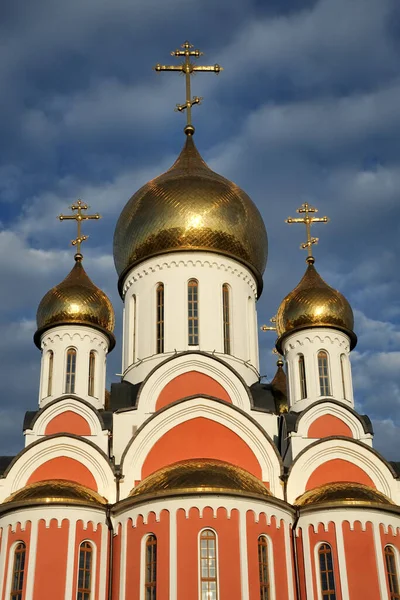 ロシアのモスクワ地方 オディントソボ 太陽の下で輝く黄金のタマネギドーム聖ジョージ教会の十字架と青い空に対する勝利秋の早朝に白い雲 — ストック写真