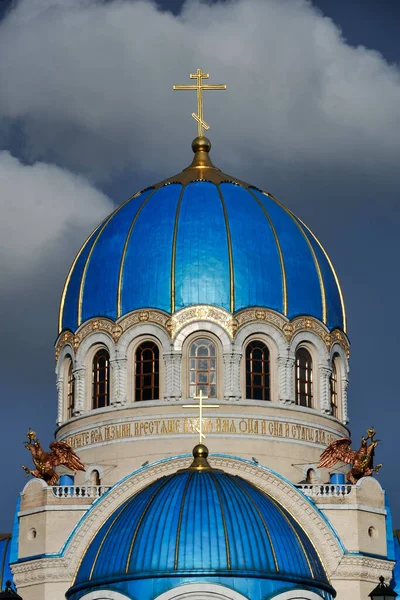 モスクワ ロシア オレホヴォ ボリソヴォ地区の聖ヴィヴィエイジング三位一体大聖堂の青いキューポラは 高さ70メートル 230フィート の十字で空に上昇します — ストック写真