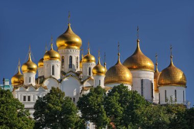 MOSCOW, RUSSIA Moskova Kremlin 'in Altın Kupaları. Sofiyskaya Embankment 'ın manzarası.