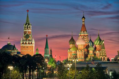 MOSCOW, RUSSIA - Moskova Kremlin 'in Kurtarıcı Kulesi ve St. Basils Katedrali' nin en ünlü Moscow simgelerinde Raushskaya toprak setinden yaz akşamları pembe gün batımında güzel bir manzara.
