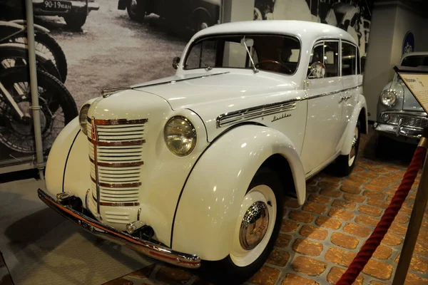 Front Angle View Cream Colored Old Moskvitch 401 Exhibition Hall — Stock Photo, Image