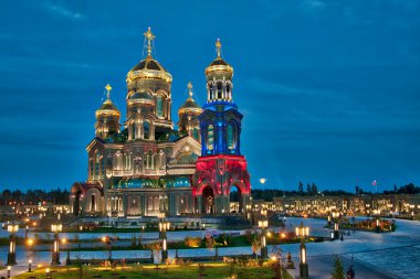 Rus Silahlı Kuvvetleri 'nin Kubinka' daki Patriot tema parkında İsa 'nın dirilişi onuruna ana katedrali Rus ulusal bayrağının altın rengi ve renkleriyle aydınlatıldı. MOSKOVA REJyonu, Rusya