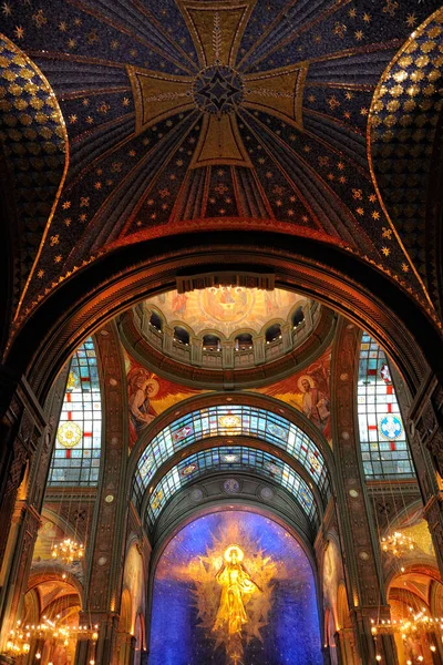 Interior Catedral Resurrección Con Mosaico Fino Las Bóvedas Con Cruz — Foto de Stock