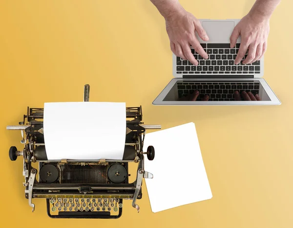 Overhead shot de máquina de escrever manual vintage e homem digitando no computador notebook na mesa — Fotografia de Stock