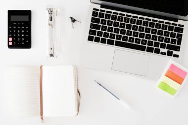 beyaz masa defter, hesap makinesi, Not defteri ve office ile doğrudan yukarıdaki atış malzemeleri