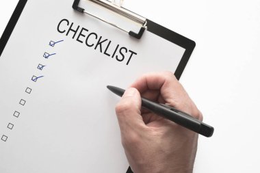 eli kalem ile üstten görünüm panosuna beyaz arka plan üzerinde kontrol listesi ile