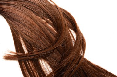 uzun kahverengi saçlı beyaz arka plan üzerinde