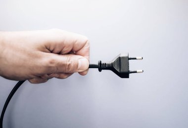 Erkek el elektrik tutarak takın