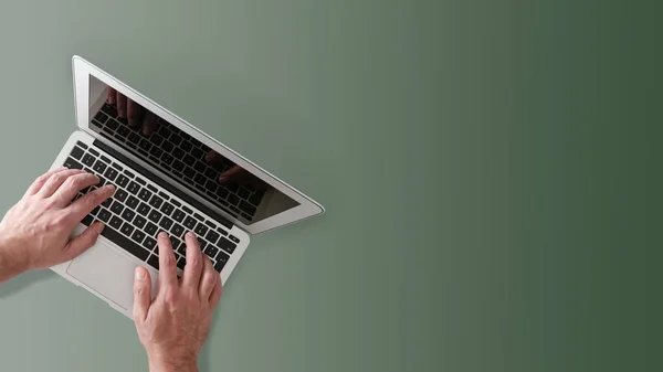 Direttamente sopra colpo di uomo digitando sul computer notebook sul desktop — Foto Stock