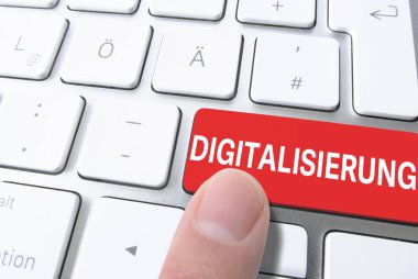 Digitalisierung, sayısallaştırma, bilgisayar klavyesindeki Almancası etiketli kırmızı tuşa basarak parmak