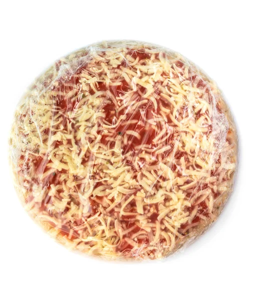 Замороженная пицца в пластиковой упаковке на белом фоне — стоковое фото