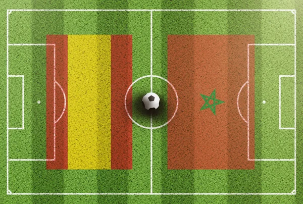 Vue du dessus du terrain de football vert avec les drapeaux de l'Espagne et du Maroc — Photo