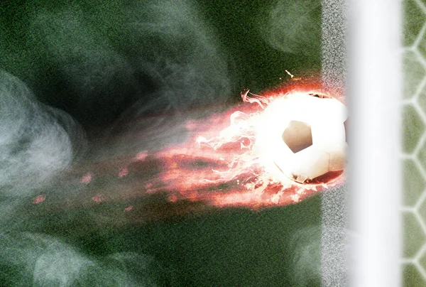 Palla da calcio ardente con coda di fiamme in porta — Foto Stock