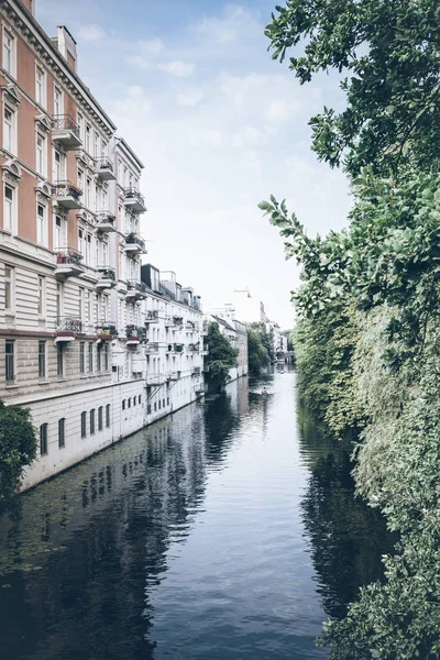 Kanal in Hamburg, Deutschland an einem sonnigen Sommertag — Stockfoto