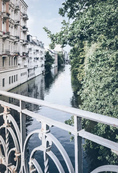 Canal à Hambourg, Allemagne par une journée ensoleillée d'été — Photo