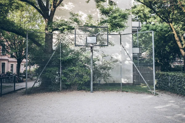 Quadra de basquete no bairro residencial — Fotografia de Stock