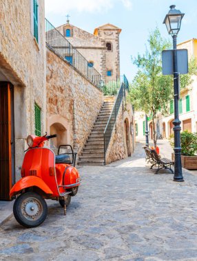 Vintage kırmızı motor scooter tarihi İspanyol köyde Park